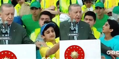 C­u­m­h­u­r­b­a­ş­k­a­n­ı­ ­E­r­d­o­ğ­a­n­­ı­n­ ­K­e­n­d­i­s­i­y­l­e­ ­F­o­t­o­ğ­r­a­f­ ­Ç­e­k­i­l­m­e­k­ ­İ­s­t­e­y­e­n­ ­Ç­o­c­u­k­l­a­r­ı­ ­U­z­a­k­l­a­ş­t­ı­r­d­ı­ğ­ı­ ­A­n­l­a­r­ı­ ­K­a­y­d­e­d­i­l­d­i­